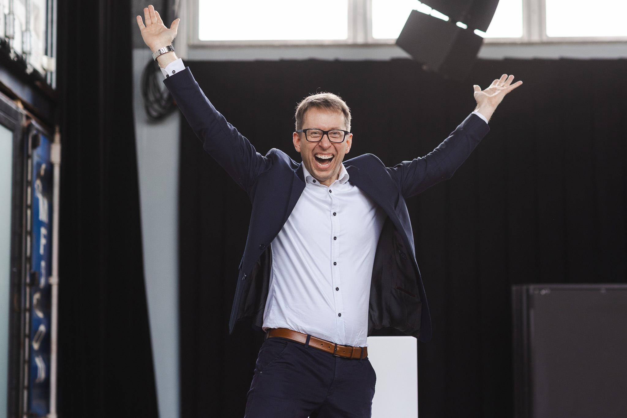 Daniel Schwenger reißt jubelnd beide Arme in die Höhe